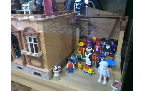 PLAYMOBIL MAISON AVEC PERSONNAGES ET ACCESSOIRES
