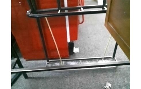 VESTIAIRE METAL AVEC PATERES COLOREES