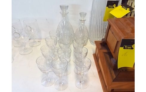 LOT DE VERRES AVEC 2 CARAFES