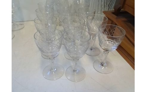 LOT DE VERRES AVEC 2 CARAFES