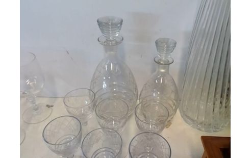 LOT DE VERRES AVEC 2 CARAFES