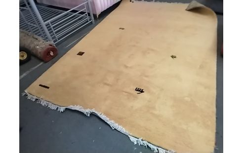 TAPIS JAUNE 295X195 QUELQUES TACHES