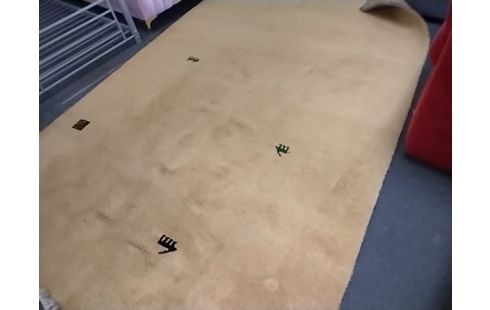 TAPIS JAUNE 295X195 QUELQUES TACHES