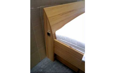 BETT HOLZ FURNIERT