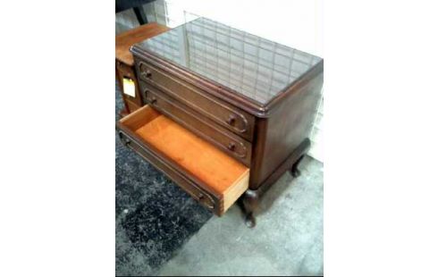 KOMMODE KLEIN DKL. HOLZ 3-SCHUBL. GLASPL.
