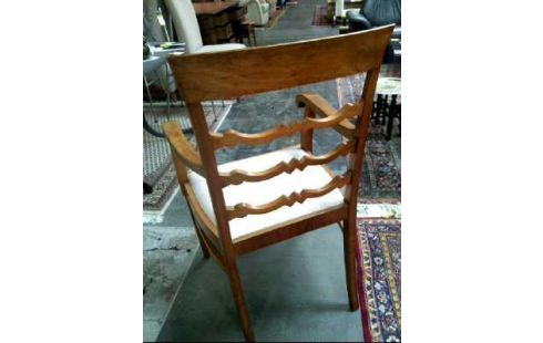 STUHL HOLZ M.ARMLEHNE SITZFL. STOFF HELL